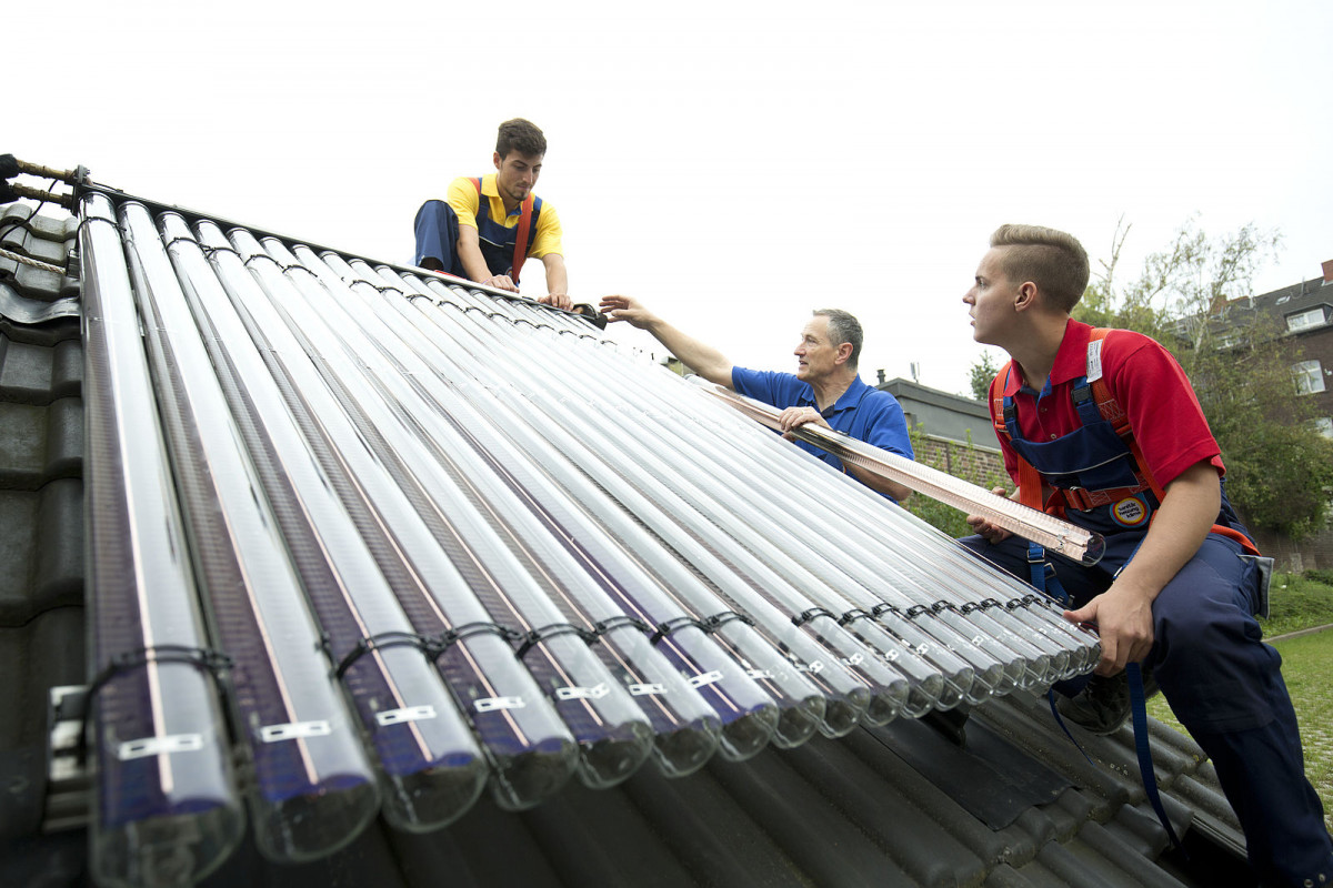 Photo shows team installing solar thermal unit in Germany. Source: ZVSHK. 