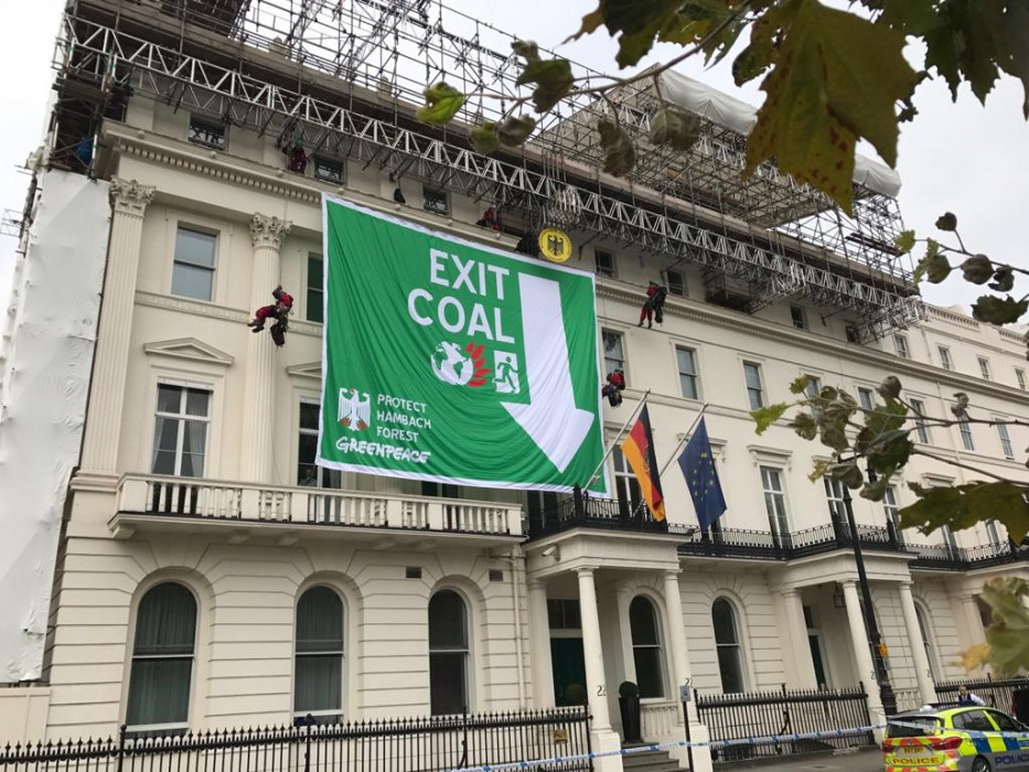  Greenpeace protesters scaled the German embassy in London on 8 October. Photo source – Greenpeace UK. 