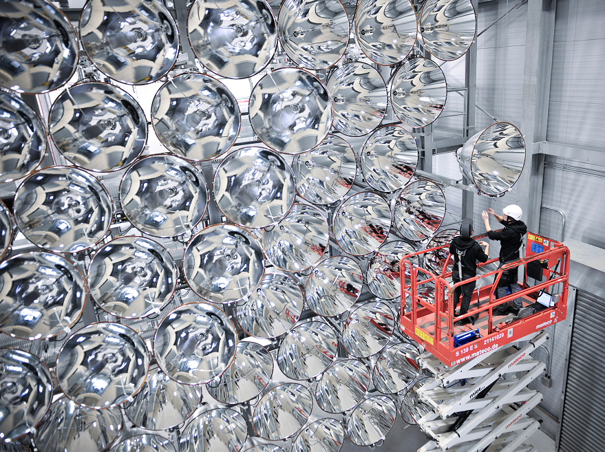 Inspection of the &quot;artificial sun&quot;. Photo/DLR 