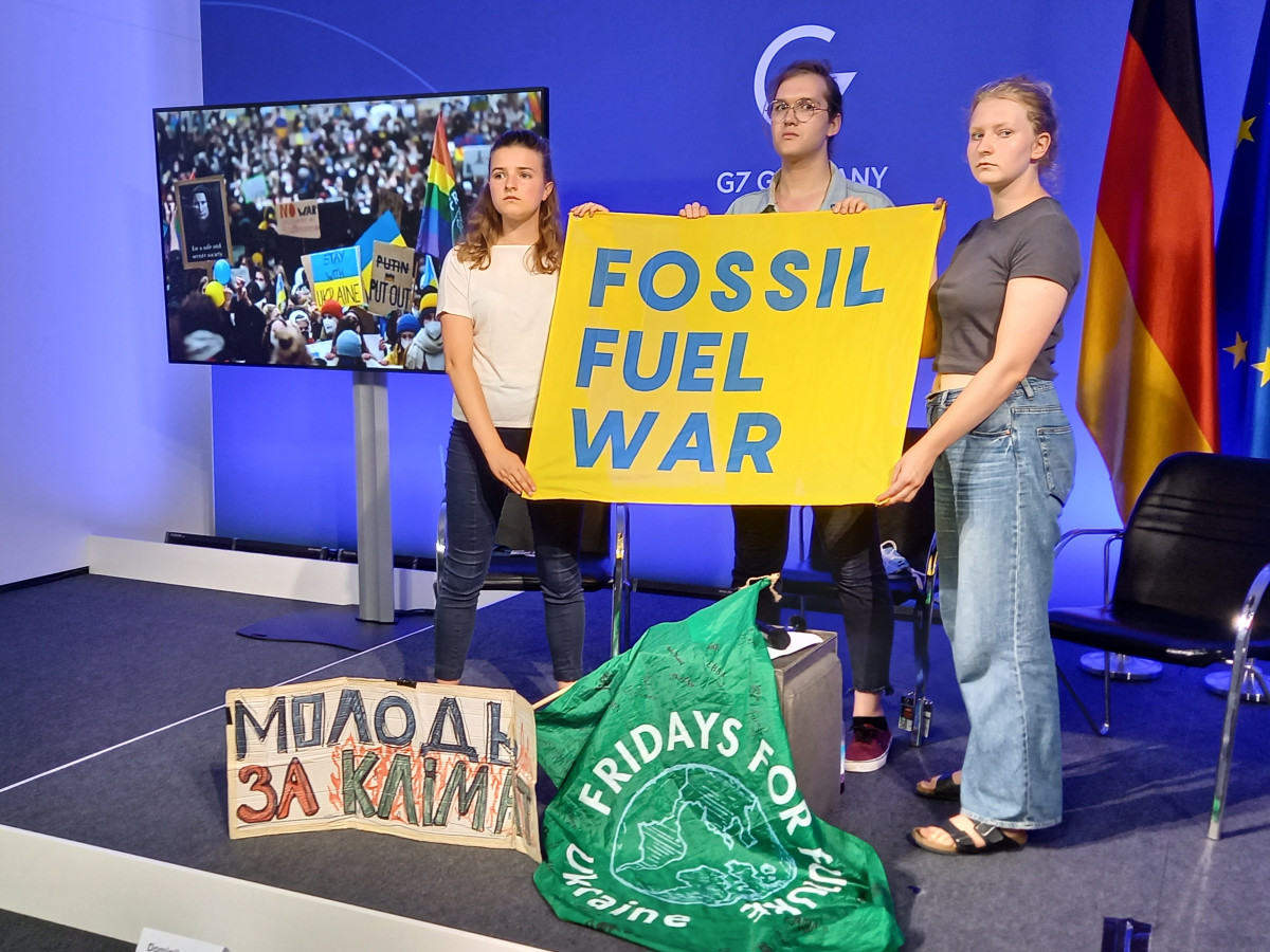 Fridays for Future climate activists at a press conference at the G7 summit. Photo: CLEW/Wettengel.