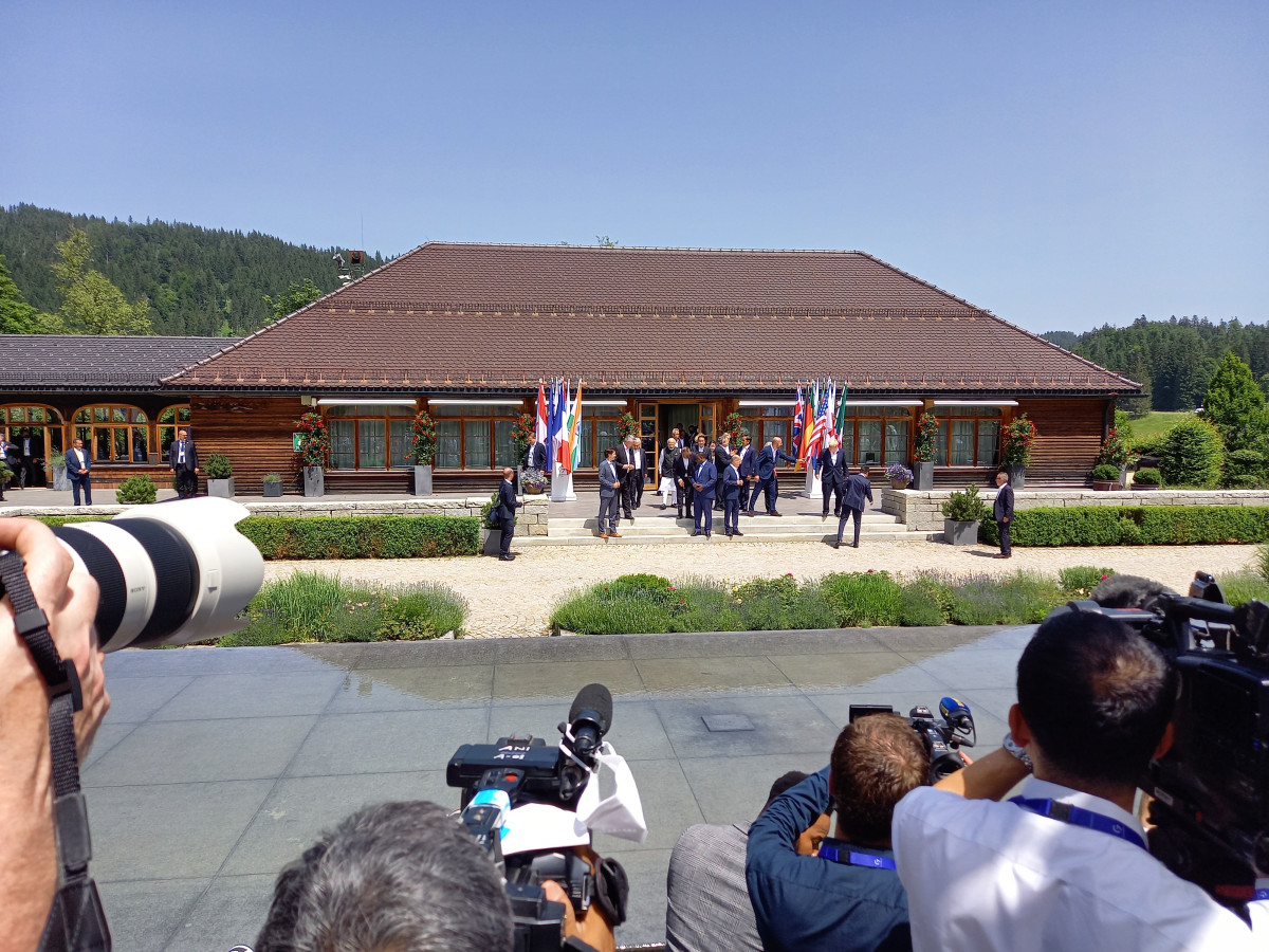 G7 leaders and outreach guests gather for the family photo at Schloss Elmau. Photo: CLEW/Wettengel.