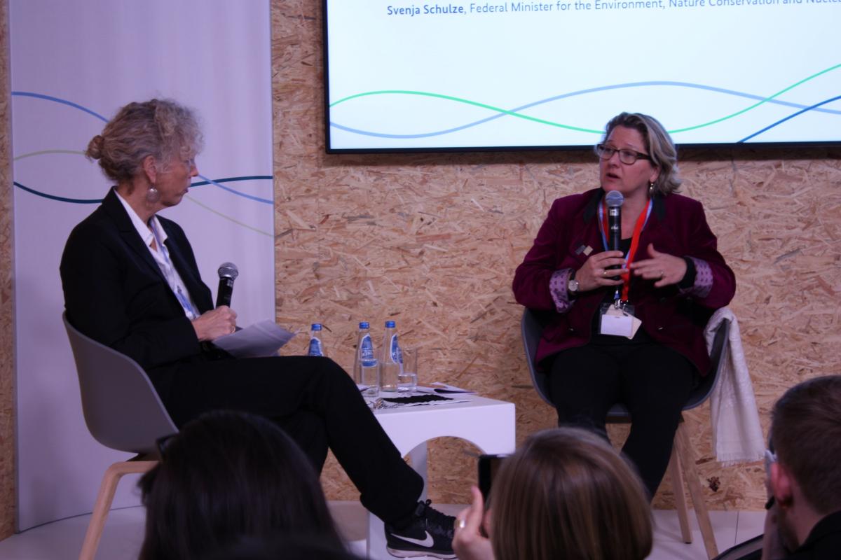 Greenpeace head Jennifer Morgan (left) wanted to know from environment minister Svenja Schulze, why Germany wasn't phasing out coal quickly enough to reach 2020 climate targets. Photo: Wettengel/CLEW.