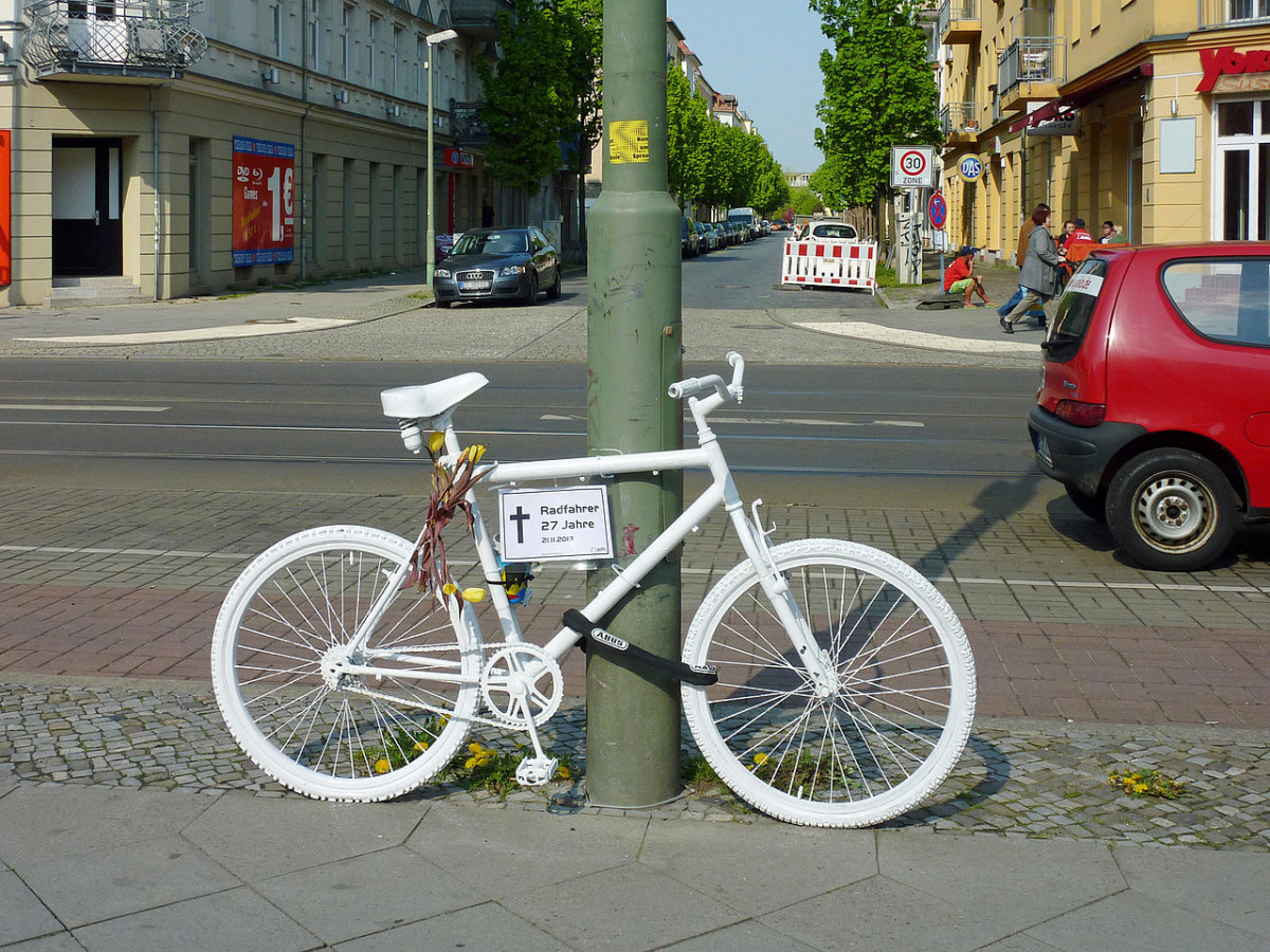 Photo of a white "ghost bike", which marks spots where cyclists have been killed in Berlin. Photo: Lotse.