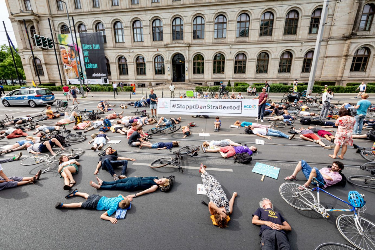 A protest for safer streets in front of the transport ministry. Photo: VCD/Joerg Farys