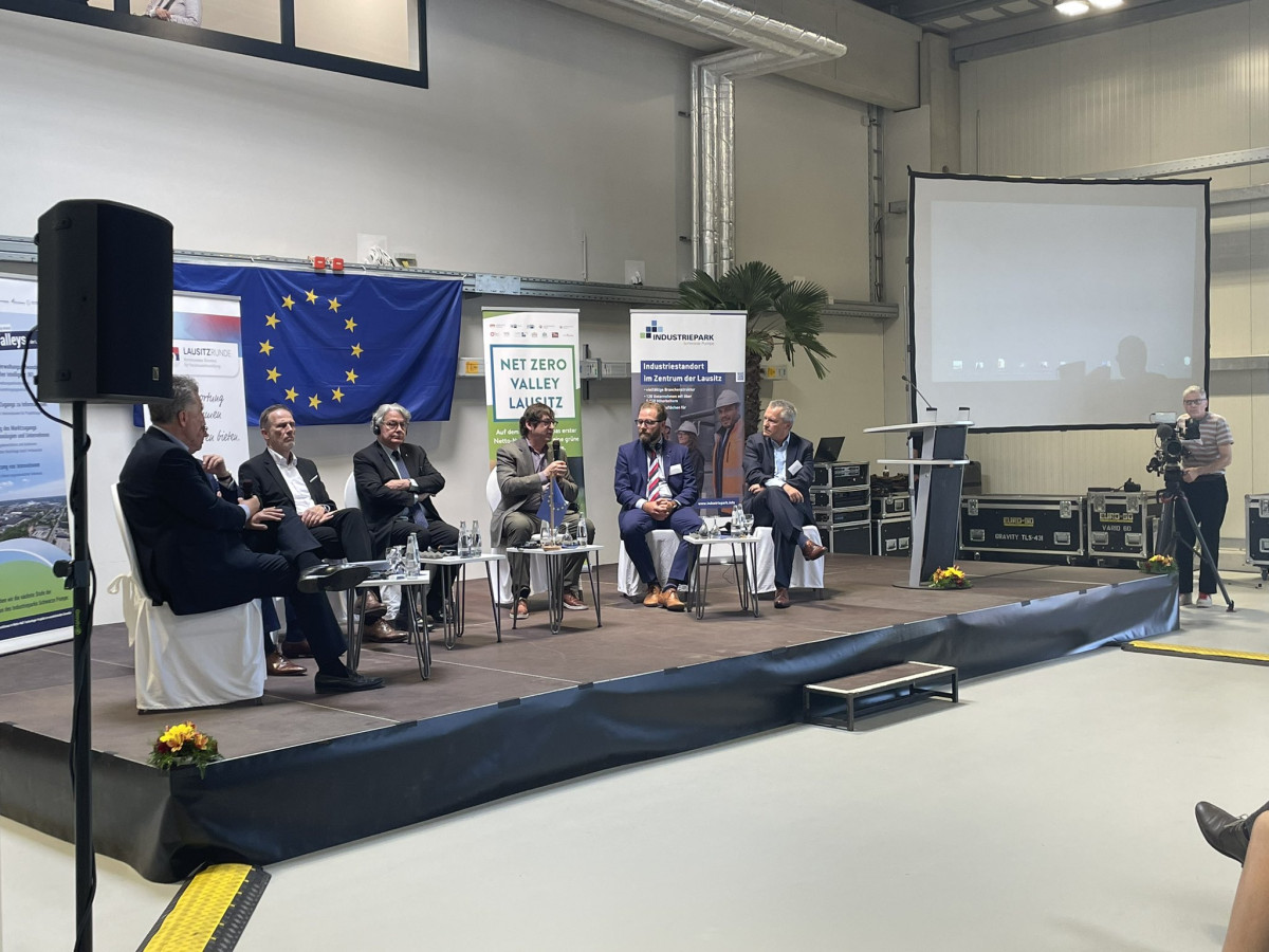 EU Commissioner Breton (3rd from left) at a panel with local representatives in Lusatia. Photo: CLEW / Wehrmann