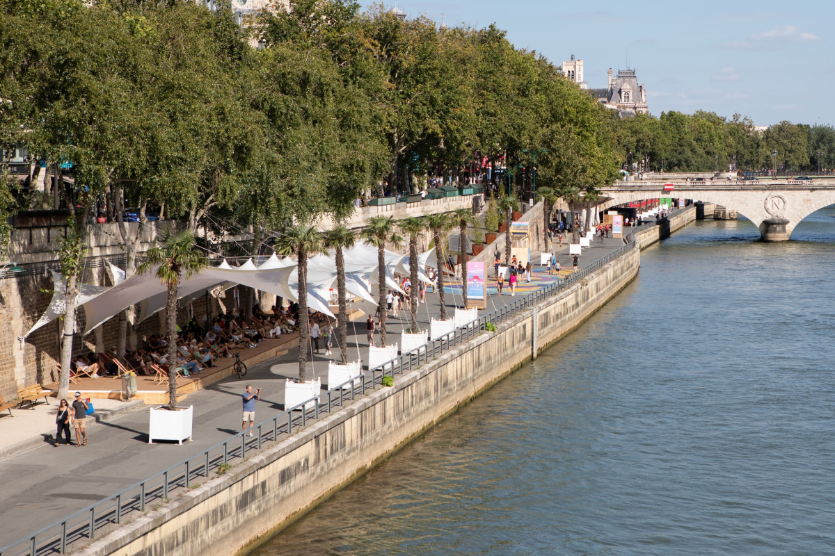 Shading infrastructure on the banks of the Seine river in Paris help keep residents cool in summer. Photo: Valentin Chesneau / City of Paris.