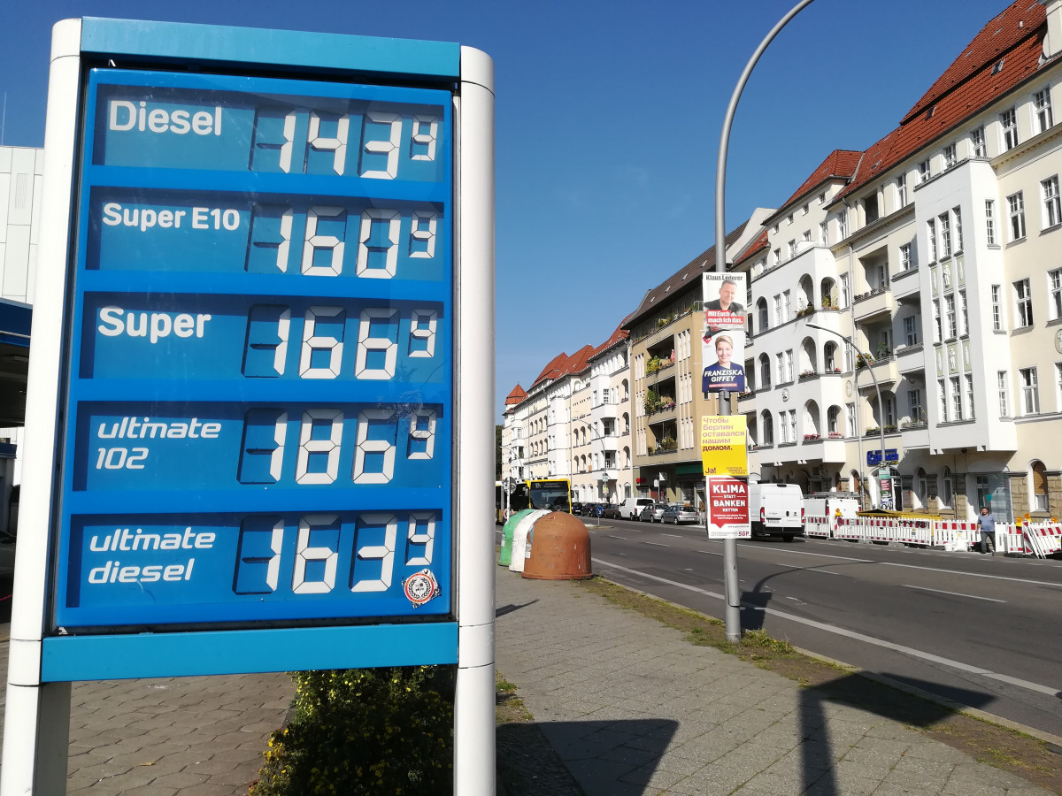 Photo shows German gas station with prices and election campaign posters 2021. Photo: CLEW/Wettengel.