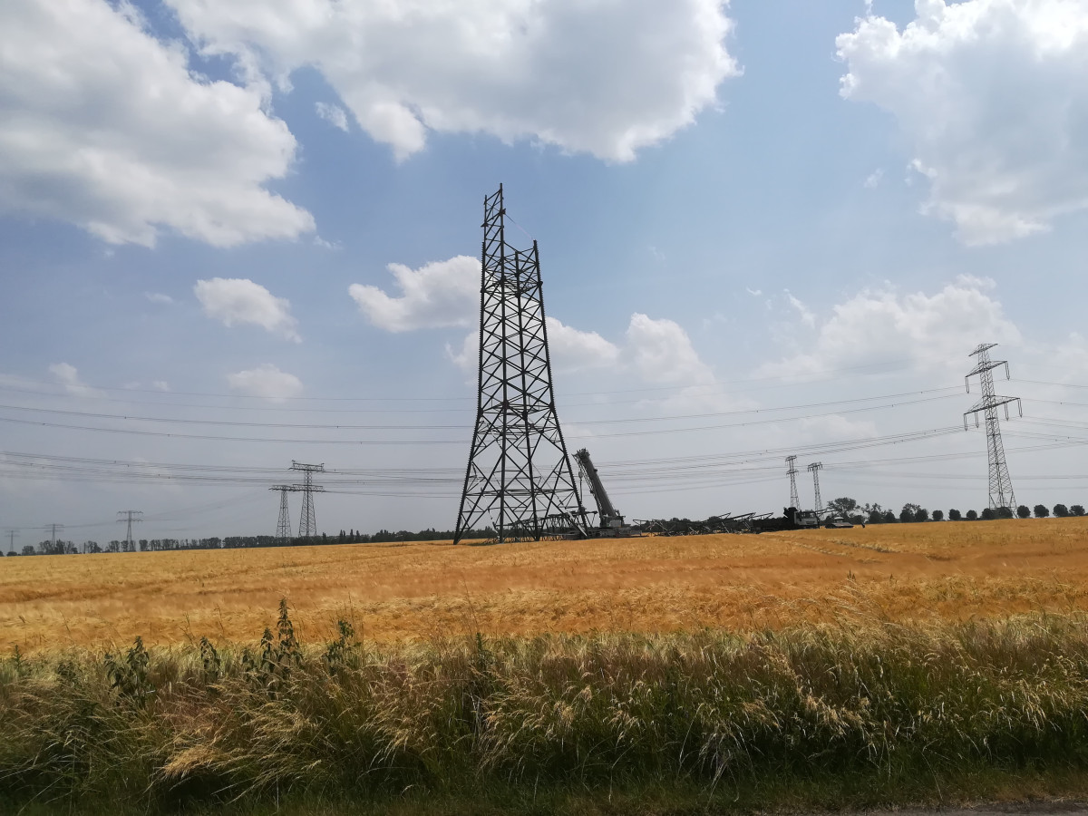 Photo shows power line under constructiion in Germany. Photo: CLEW/Wettengel. 