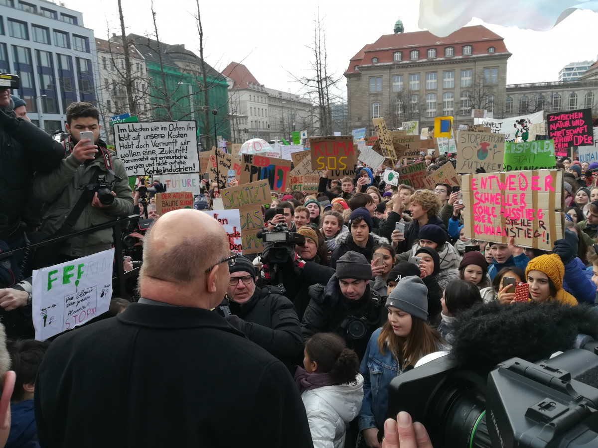 German economy minister Peter Altmaier facing Fridays for Future student protesters in Berlin on 25 January 2019. Photo: CLEW/Wettengel.