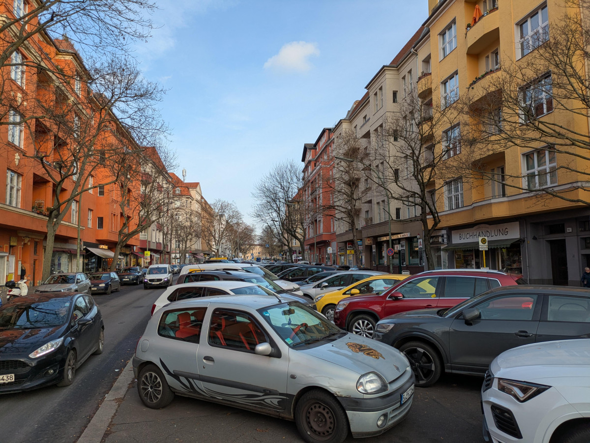 Photo shows parked cars and street in Berlin. Photo: CLEW/Wettengel.