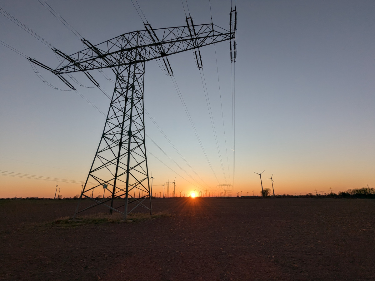 Photo shows power lines in the sunset in Germany. Photo: CLEW/Wettengel.