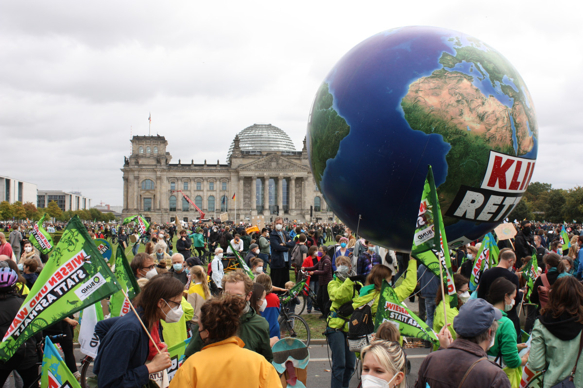 Fridays for Future protesters gather in front of the German parliament to call for 1.5C-conform climate policy. Photo: CLEW/Wettengel. 