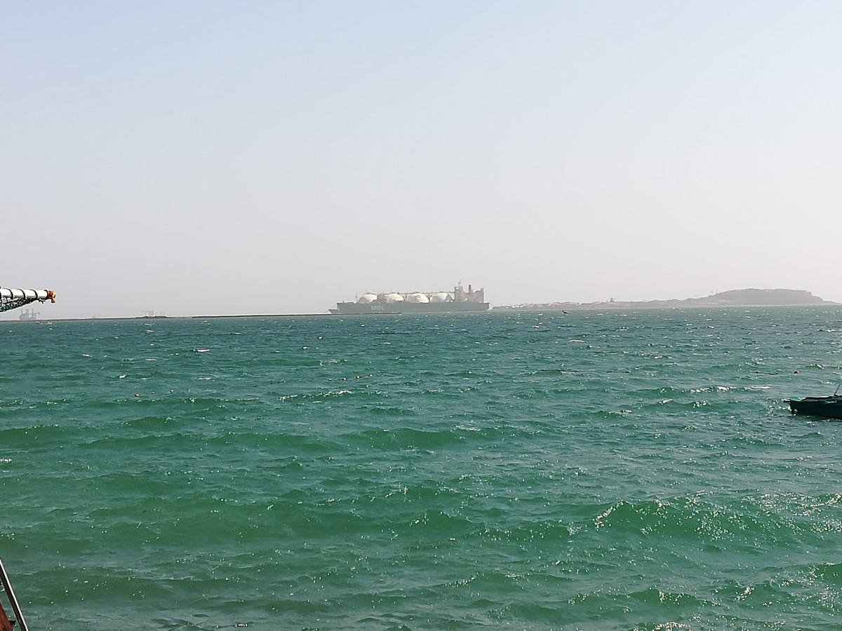 LNG ship off the coast of Senegal in Dakar. Photo: CLEW/Wettengel. Photo shows LNG ship off the coast of Senegal in Dakar. Photo: CLEW/Wettengel.