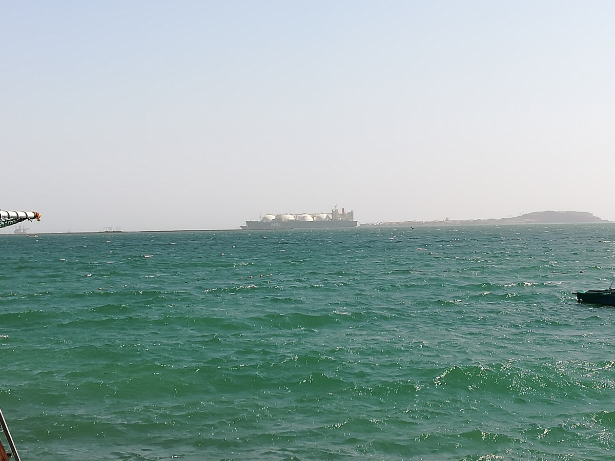 Photo shows LNG ship off the coast of Senegal in Dakar. Photo: CLEW/Wettengel. 