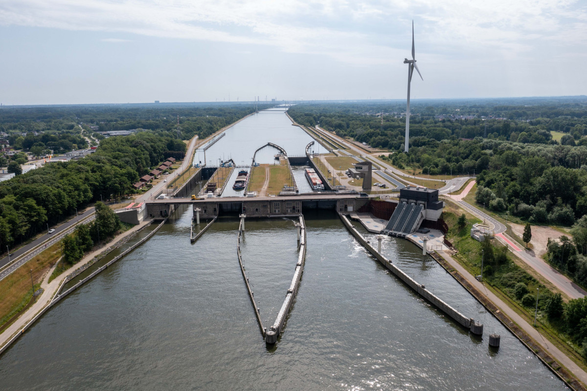 A combination of hydropower and pumping installations have been built in the Hasselt lock in the Albert Canal, Belgium. Photo: European Union.