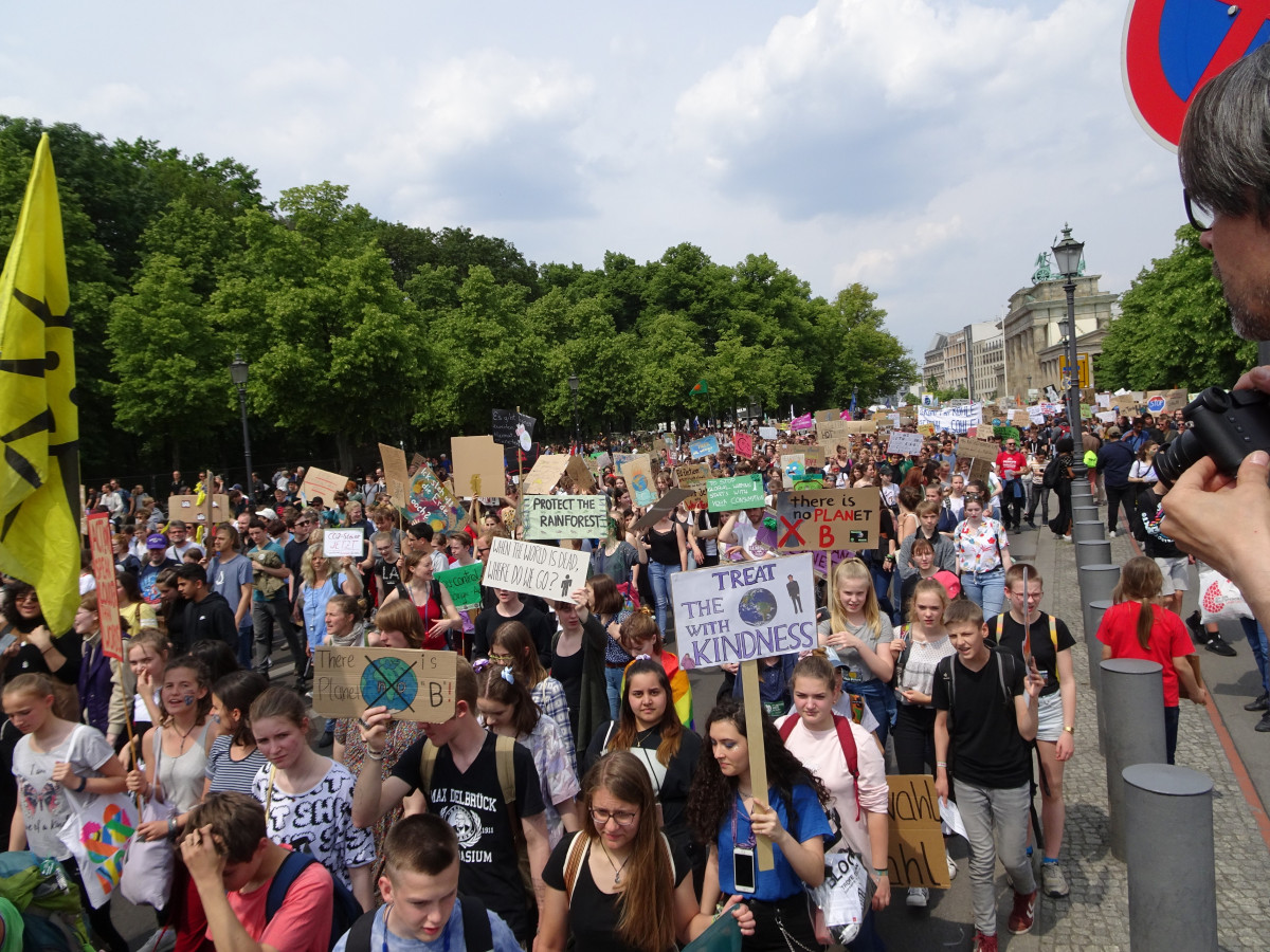 Photo shows protesters at the Fridays For Future climate strike in Berlin on 24 May 2019. Source: CLEW/Clermont 2019.