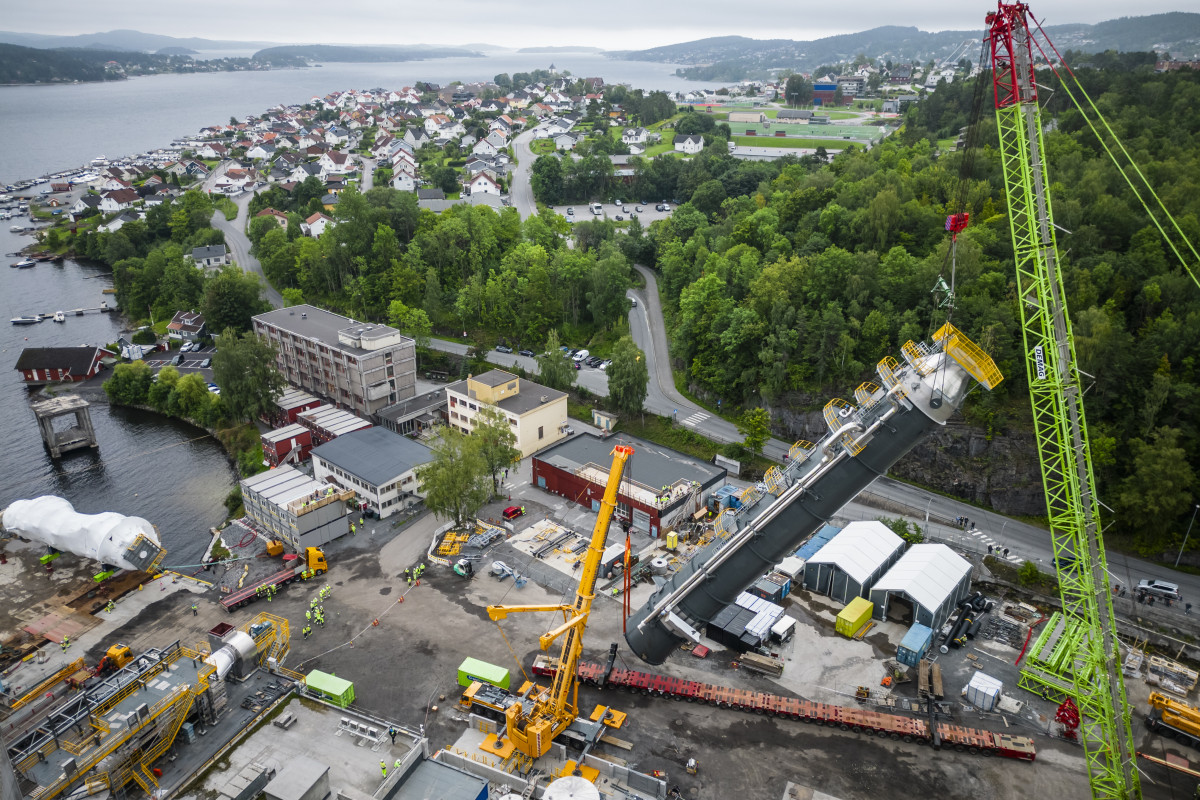 Photo shows installation of the absorber in Heidelberg Material's Brevik CCS project in Norway in 2023. Photo: Heidelberg Materials.