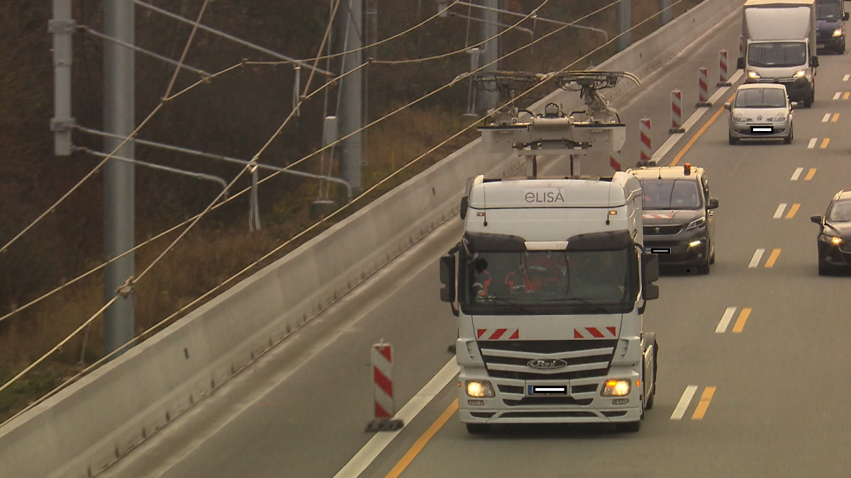 Germany's first autobahn test track for overhead power line (catenary) e-trucks. Photo: Hessen Mobil.