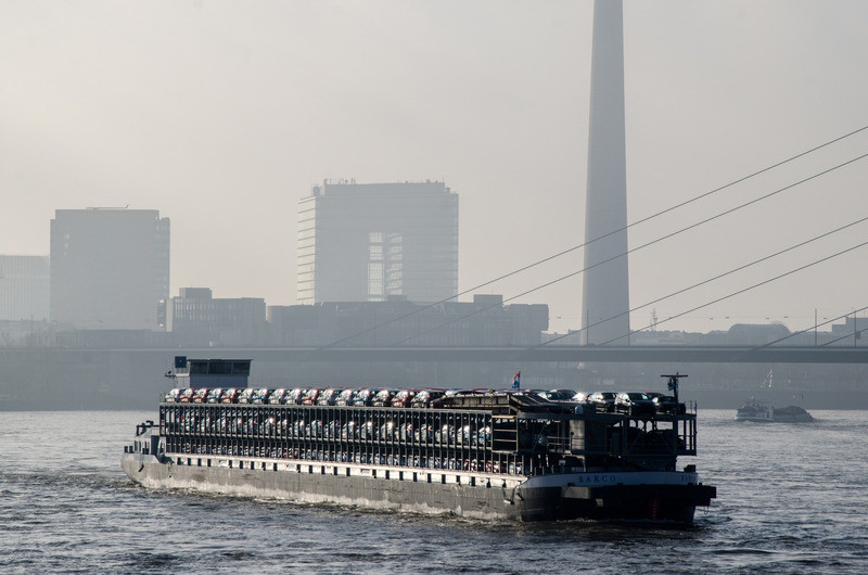 Barges are amongst the most climate-friendly and energy efficient forms of transport, and while Europe aims to get more freight onto its rivers and canals, they struggle to navigate shallow waters. Photo: S. Schulte-Kellinghaus, ICPR.
