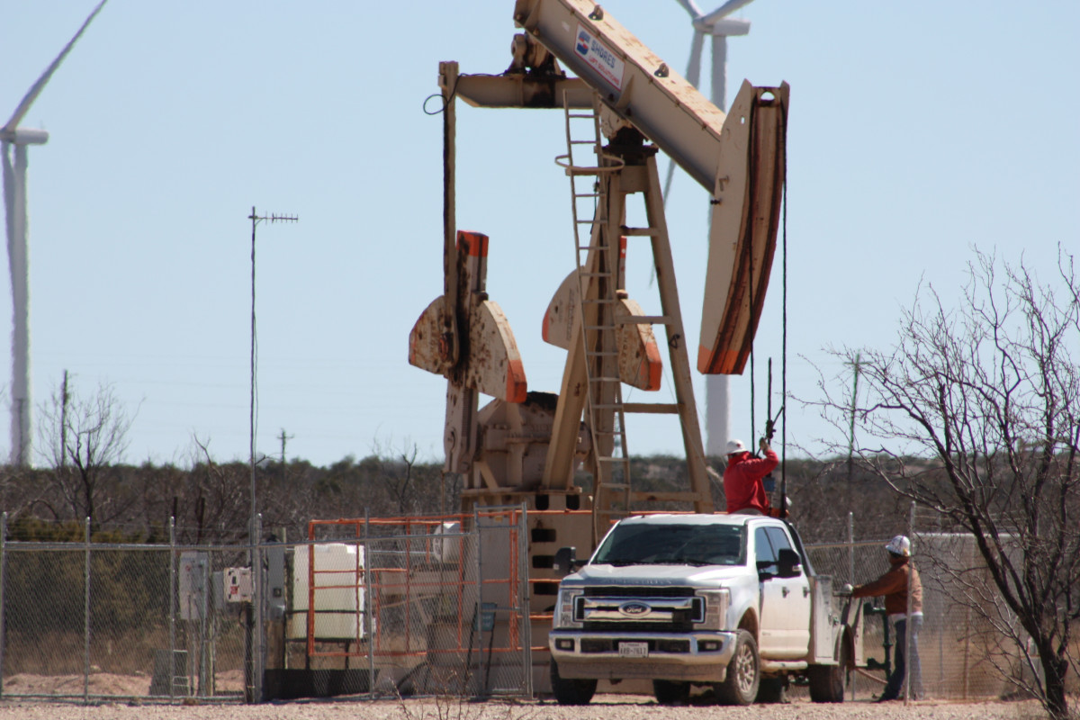 Photo shows oil rig and wind turbines in Big Spring, Texas. Photo: CLEW/Wettengel 2020. 