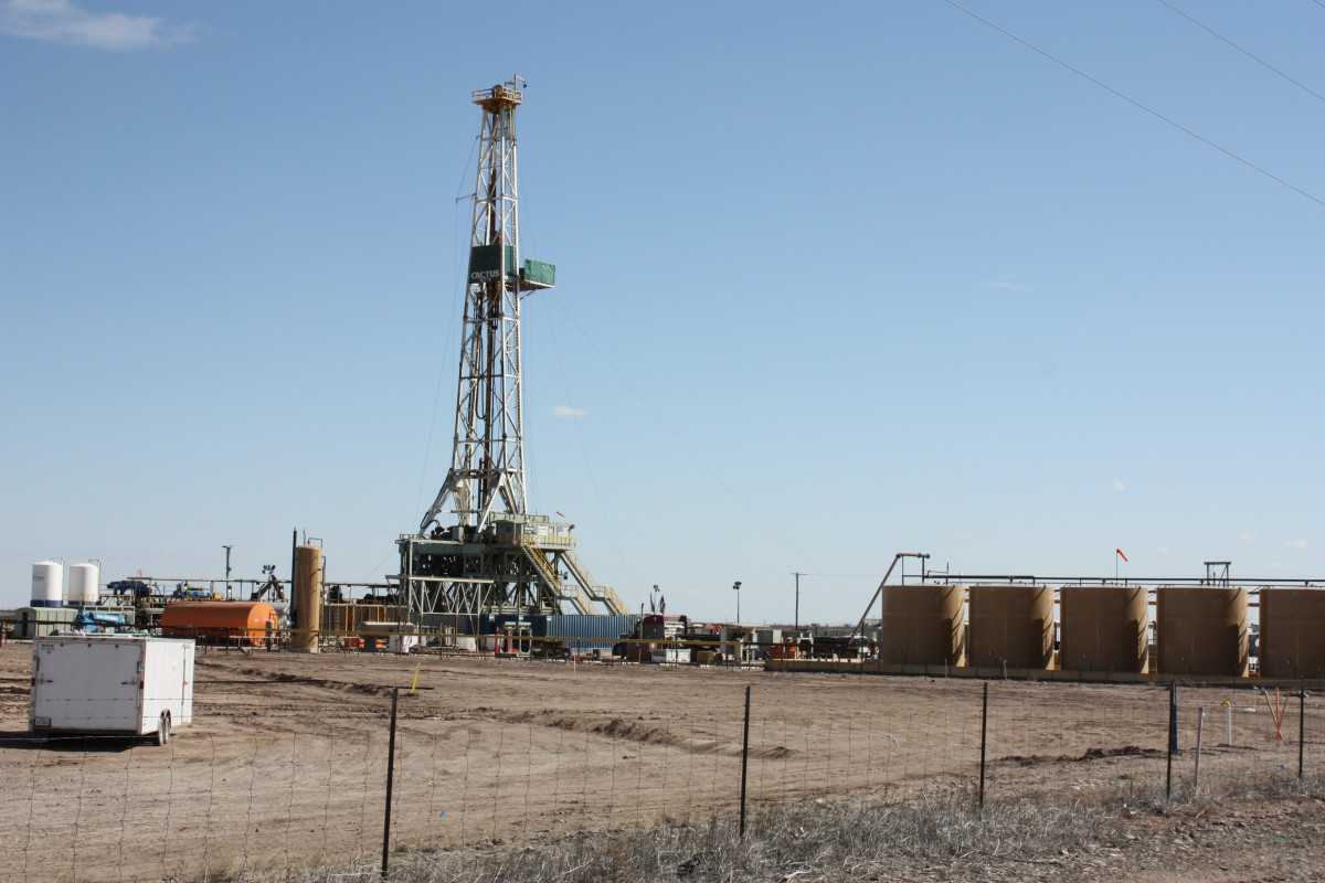 Photo shows oil and gas drilling rig in Verhalen, Texas. Photo: CLEW/Wettengel 2020. 