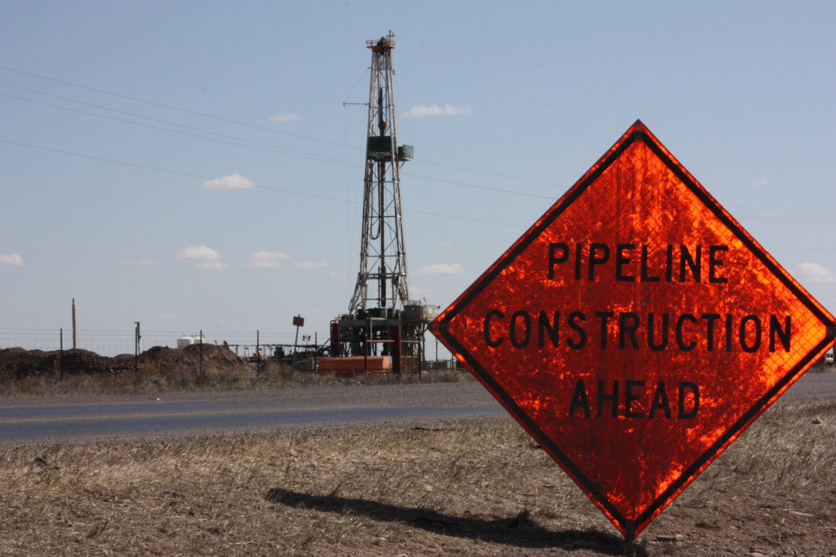 Photo shows oil and gas drilling site in Verhalen, Texas, in the Permian Basin, and a sign that reads "pipeline construction ahead". Photo: CLEW/Wettengel 2020.