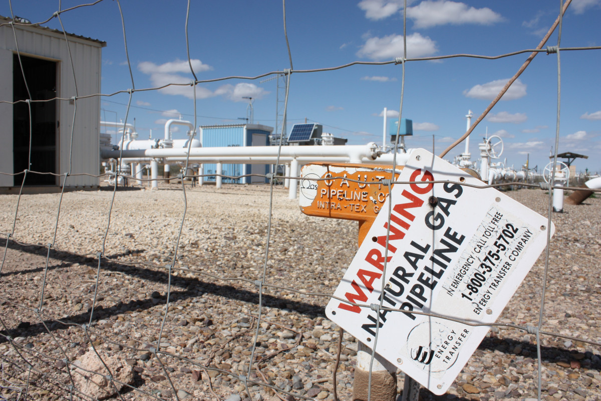 Photo shows sign that warns of natural gas pipeline at Waha Hub. Photo: CLEW/Wettengel 2020. 