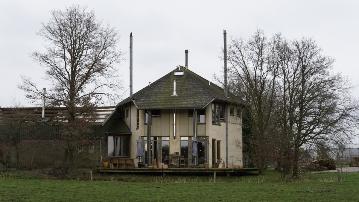 The Bio-Hotel Achterhoek in the eastern Dutch village of Lievelde was built with straw from the adjacent farm, and locally sourced clay and wood. Photo: Kyllmann/CLEW.