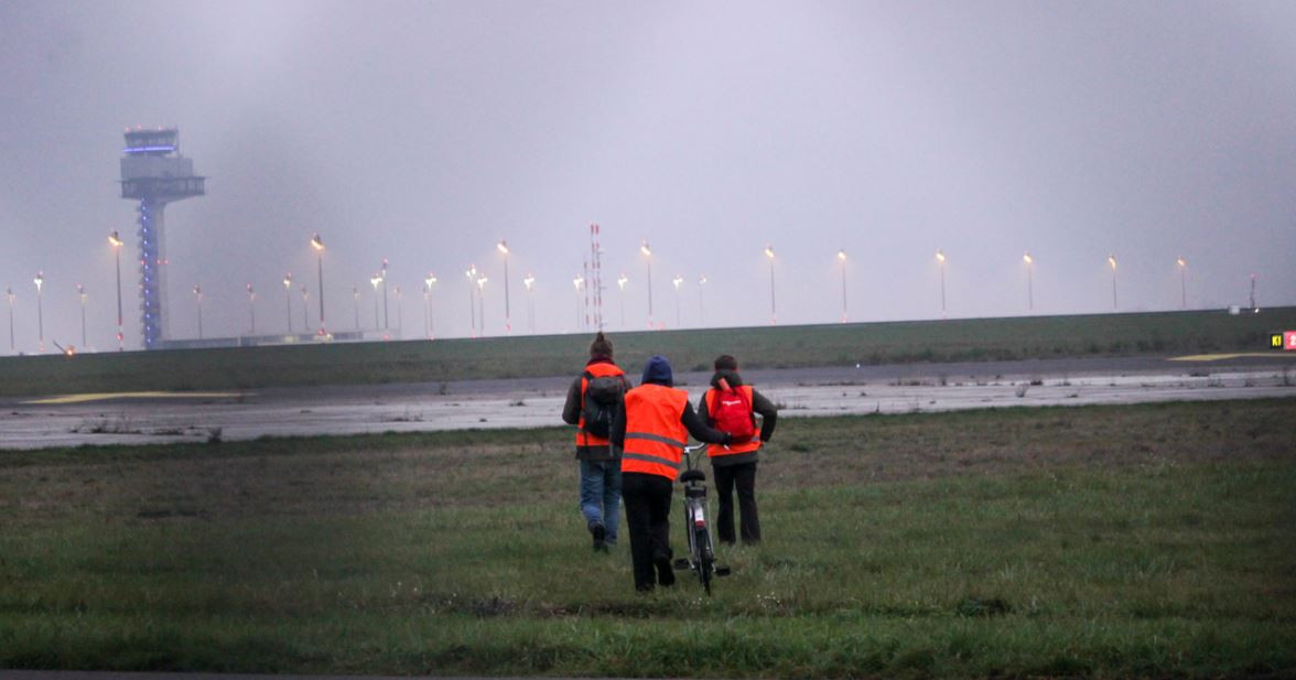 Last Generation activists enter Berlin airport. Image by Last Generation