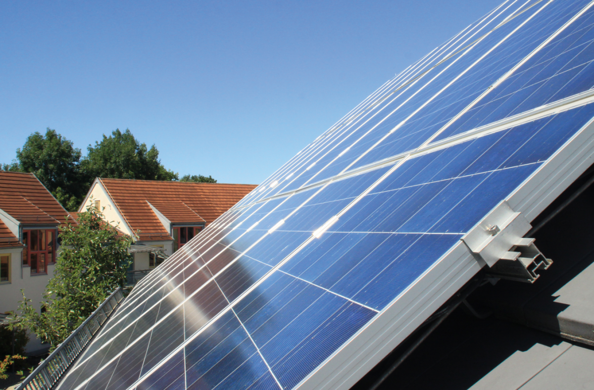 Small roof-mounted solar power installations could be difficult to operate at a profit. Photo: Naturstrom AG 