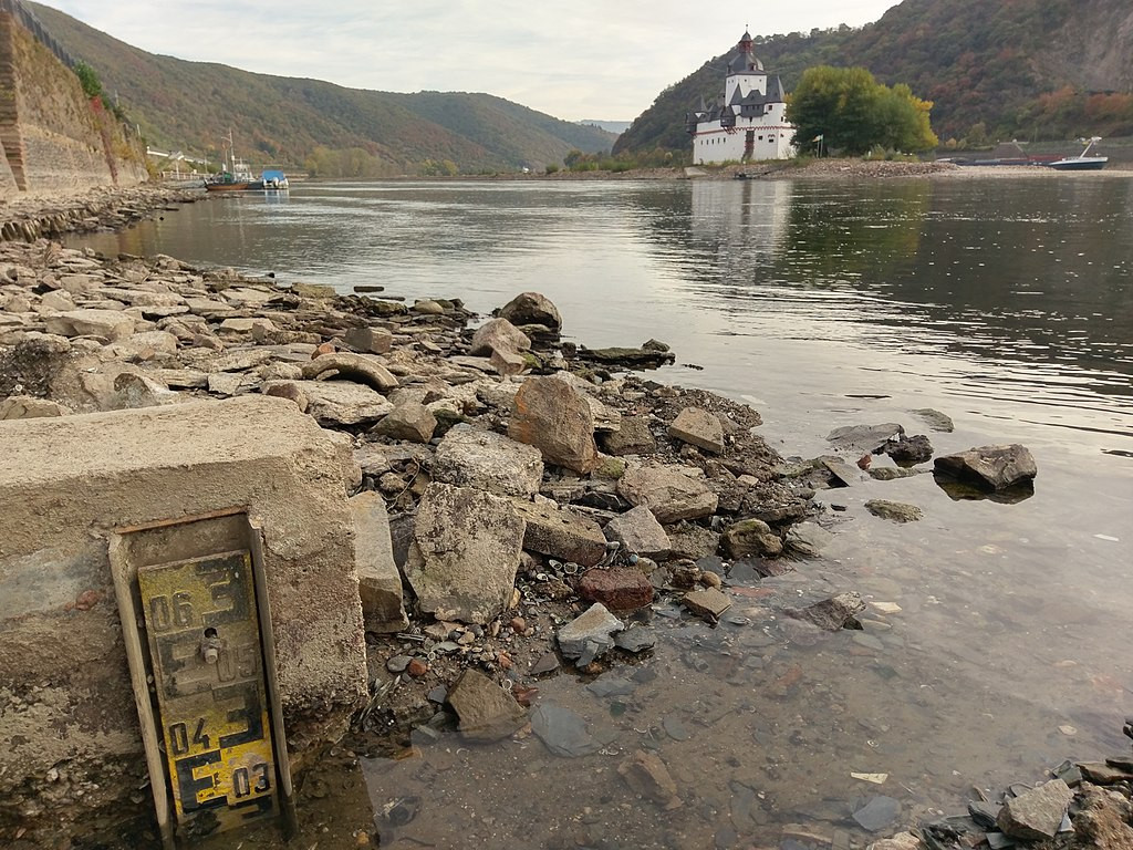 River Rhine near Kaub in Rhineland-Palatinate in 2018: low water levels led to severe obstructions to inland navigation on Germany's most important river in recent years. Photo: Marion Halft / wikimedia commons