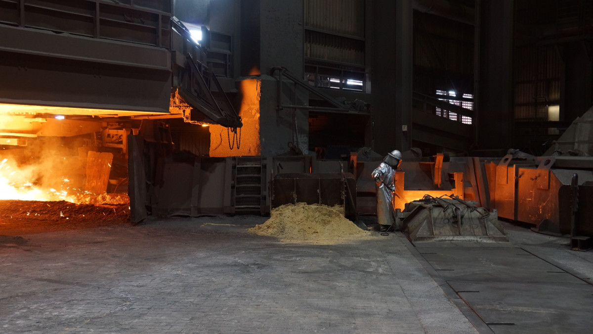 A group of international journalists literally felt the heat of the challenge of decarbonising the heavy industry when gazing into steelmakers’ blast furnaces during a research tour. Photo: Carel Mohn.