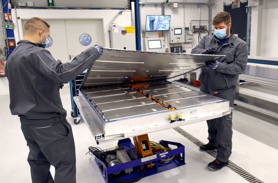 E-car batteries to a large extent need to be disassembled by hand, as established automated procedures are lacking. Photo: Volkswagen