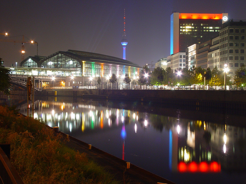 The photo shows the Berlin train station "Friedrichstraße" and the TV tower at night. Photo: Holger Doelle.